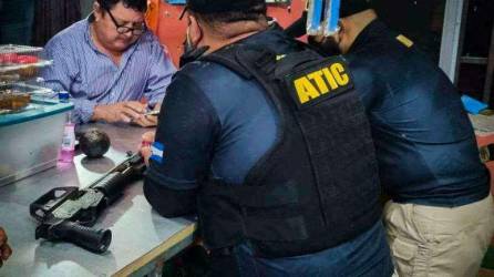 El exaspirante a alcalde Santos Victoriano Reyes fue capturado en su negocio ayer por la Atic, mientras que la Fuerza Antimaras apresó a tres sujetos en la colonia El Pedregal de Tegucigalpa vinculados al tráfico de drogas.