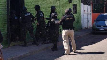 Los agentes de la Atic y elementos de la Policía Militar allanaron el sitio para investigación.