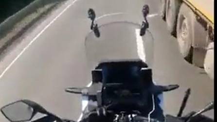 Video: Motociclista pierde parte de su cuerpo luego de rebasar una rastra