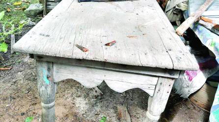 Esta mesa era el lecho fúnebre provisorio de cuanto vecino llegaba al fin de sus días en comunidades de Azacualpa, Santa Bárbara.