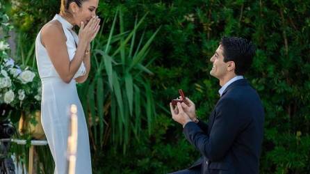 Anuar Zidan de rodillas le entregó el anillo de compromiso a una sorprendida y enamorada, Maity.