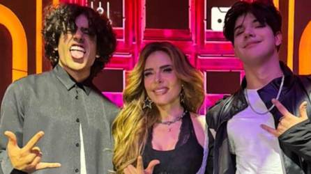 En su primera emisión el domingo 7 de abril, los equipos ‘Consagrados’ y ‘Herederos’ se enfrentaron en una serie de retos musicales, pero fue la actuación de Gloria Trevi junto a sus hijos la que capturó todas la atención.