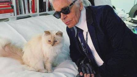 Choupette junto a Karl Lagerfeld.