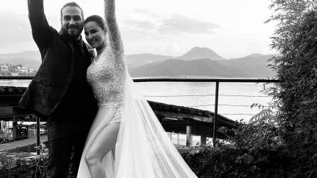 Maite Perroni y Andrés Tovar ya son esposos.A través de redes sociales, Maite, de 39 años, compartió una fotografía vestida de novia junto a su pareja en una ceremonia privada realizada el sábado en Valle de Bravo, México.