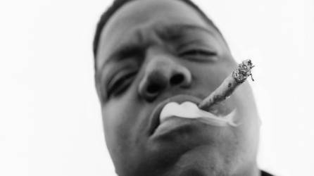 Fotografía cedida por el museo Fotografiska tomada en 1994 por Geoffroy de Boismenu donde aparece el rapero Notorious B.I.G. mientras posa fumando un cigarro y forma parte de la exposición Hip-Hop: Conscious, Unconscious (Hip-Hop: consciente, inconsciente).