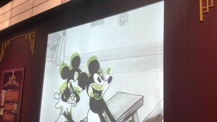 Foto de una proyección de La invención de Mickey Mouse (y Minnie), durante la exhibición Disney 100, en el Instituto Franklin en Filadelfia, Pensilvania (EE.UU.).