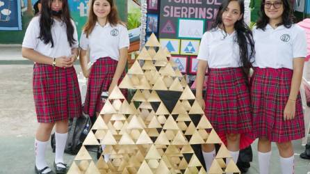 <b><span class=mln_uppercase_mln>Las estudiantes de II de Ciencias y Humanidades elaboraron la Torre de Sierpinski en 3D.</span></b>
