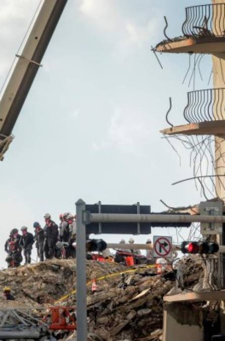 Entanto, los equipos de rescate de Florida, apoyados por refuerzos de Israel y México, seguían rastreando los escombros del edificio de 12 pisos que se desplomó la madrugada del jueves en Surfside, a unos 20 kilómetros del centro de Miami.