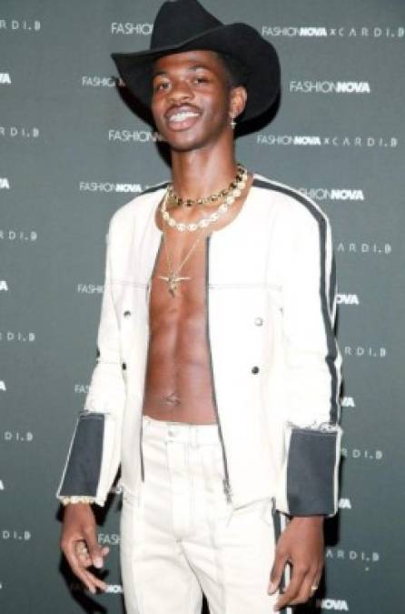 Lil Nas X<br/><br/>Es un joven rapero de 21 años que alcanzó la fama en internet antes de convertirse en músico. A través de una cuenta de Twitter llamada NasMaraj compartía memes que rápidamente se hacían virales en internet. <br/><br/>Después de tres años de acumular seguidores en la red social, decidió dar un siguiente paso y dar a conocer su música. Las primeras melodías las publicaba en la plataforma SoundCloud. El éxito llegó cuando su canción Old Town Road fue parte de un video viral llamado #Yeehaw Challenge. <br/><br/>El tema se posicionó en el primer lugar de la lista de Billboard Hot 100.