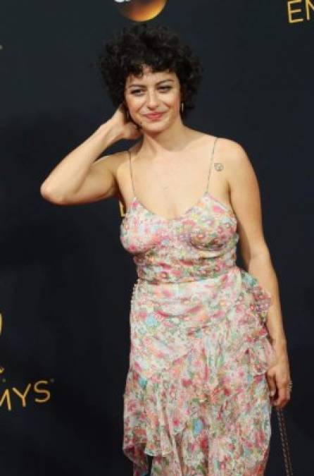 La actriz Alia Shawkat, de 30 años, es última en ser agregada a la lista de amores de Brad Pitt, de 55.<br/><br/>Alia y Brad han sido vistos juntos en varios eventos públicos en el último mes.<br/><br/>MIRA MÁS: <a href='https://www.laprensa.hn/fotogalerias/farandula/1338765-411/brad-pitt-vive-romance-con-alia-shawkat-actriz-25-a%C3%B1os-menor' style='color:red;text-decoration:underline' target='_blank'>¿Quén es Alia Shawkat?, la supuesta nueva novia de Brad Pitt</a>