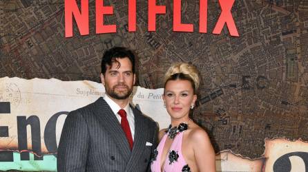 Henry Cavill y Millie Bobby Brown en la premier de “Enola Holmes 2”, ya disponible en Netflix.