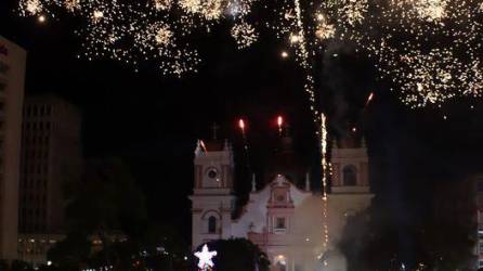 El parque central de San Pedro Sula brilla con la magia de la Navidad, los sampedranos disfrutan de las fiestas por la temporada.
