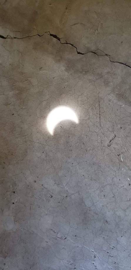 1. Una vez el eclipse empieza a ocurrir observarás en hojas de árboles, piso o ambiente sombras en forma de media luna, e incluso desde el orificio de una lámina de zinc de una vivienda se podrá observar el eclipse solar.