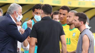 El entrenador de Brasil, Tite habla con Neymar y Lionel Messi, en el partido suspendido de las eliminatorias sudamericanas en Sao Paulo, en septiembre de 2021.