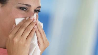 La gripe causa en algunos casos dolor de cuerpo y fiebre.
