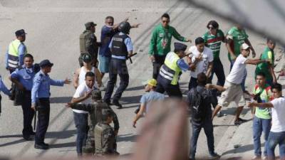 Los actos de violencia en los partidos de fútbol provocan que muchos aficionados no asistan a los estadios. FOTO ARCHIVO.
