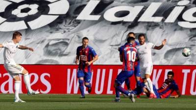 GRAF759. MADRID, 14/06/2020.- El centrocampista alemán del Real Madrid, Toni Kroos (i) consigue el primer gol de su equipo ante el Eibar durante el partido de la jornada 28 de LaLiga que se disputa este domingo en el estadio Alfredo Di Stefano. EFE/ Kiko Huesca
