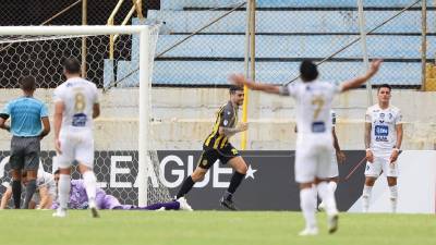 Ramiro Rocca celebrando su gol ante el lamento de los jugadores del Cartaginés.