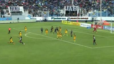 ¡Era un golazo! El derechazo de Jonathan Núñez que dio en el poste en el inicio de la final