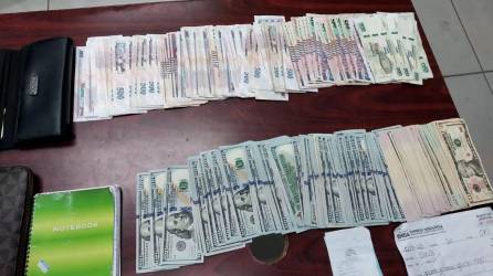 Dinero decomisado a la mujer en el aeropuerto de La Ceiba.