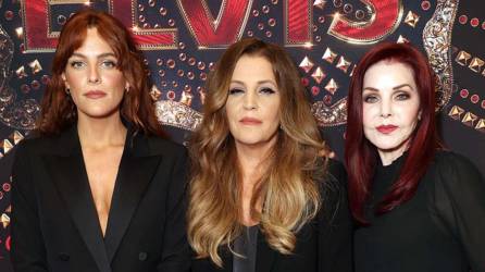 Riley Keough junto a su fallecida madre Lisa Marie y su abuela Priscilla Presley.