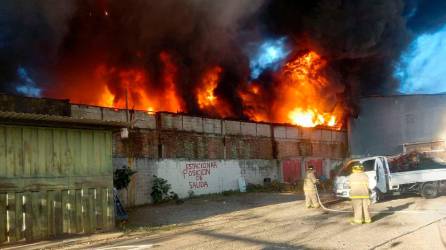 Quema de basura provocó incendio en bodega de desechables y taller