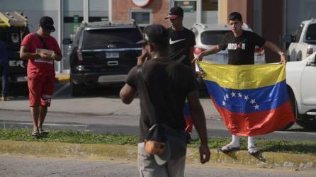 Migrantes venezolanos en la avenida circunvalación de San Pedro Sula | Fotografía de archivo