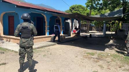 Miembros del ejército llegaron a la casa donde ocurrió el crimen.