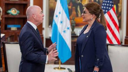 La presidenta de Honduras, Xiomara Castro, recibió este martes al secretario de Seguridad Nacional de Estados Unidos, Alejandro Mayorkas, con quien dialogó sobre temas como la migración y la cooperación entre los dos países.