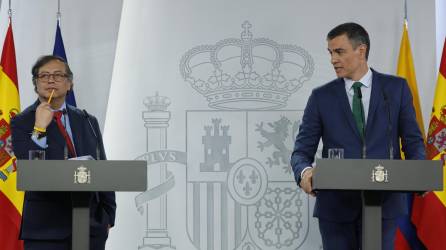 El presidente de España Pedro Sánchez (d) y el presidente de Colombia, Gustavo Petro (i) durante la rueda de prensa ofrecida tras la reunión mantenida este jueves en el Palacio de la Moncloa en Madrid.