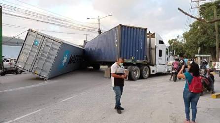 El caos vehícular se ha producido porque los carros están usando la vía contraria.