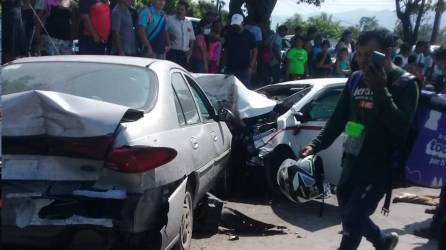 Una rastra que perdió el control en La Vuelta del Cura en Choloma, Cortés, colisionó con cinco vehículo.