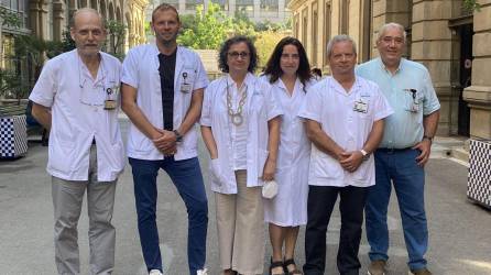Los investigadores Josep M. Miró, Juan Ambrosioni, Sonsoles Sánchez-Palomino, Núria Climent, Josep Mallolas y José Alcamí forman el equipo que investiga la curación funcional del sida.