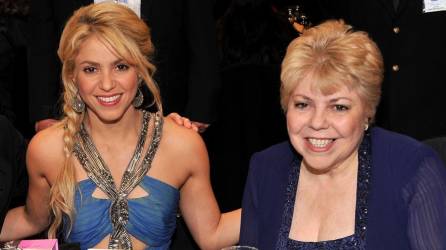 La cantante colombiana Shakira y su madre Nadia Ripoll en una foto de archivo.