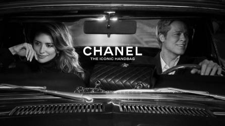 Los actores Penélope Cruz y Brad Pitt en una de las escenas del comercial para Chanel.