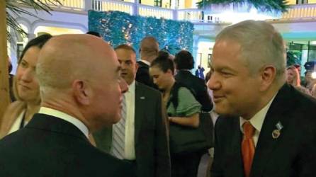 El canciller hondureño, Enrique Reina, saluda al secretario de Seguridad Nacional de EE.UU., Alejandro Mayorkas.