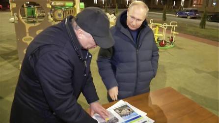 El presidente de Rusia, Vladimir Putin, efectuó una visita de trabajo a la ciudad de Mariúpol, en su primer viaje al Donbás, informó hoy el Kremlin.