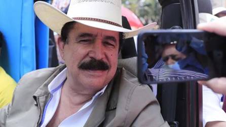 El expresidente Manuel Zelaya cuando llegaba a la movilización del Primero de Mayo en Tegucigalpa.