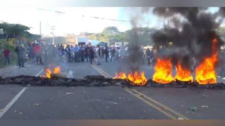 Llantas con fuego colocadas a lo largo de la carretera a Olancho.