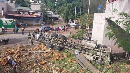 Un camión se accidentó en horas de la mañana de este domingo (9 de julio) tras quedarse sin frenos en la salida a oriente en Tegucigalpa, capital de Honduras.