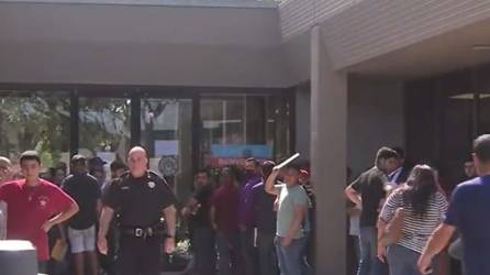 Hondureños haciendo fila bajo el sol en el consulado de Houston, Texas. Foto tomada de un video de @deysyreportera