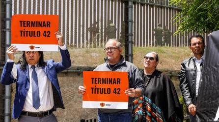 Unas personas sostienen pancartas del Consorcio de Derechos de los Inmigrantes de San Diego (SDIRC) que piden poner fin al Título 42 en San Diego, California.