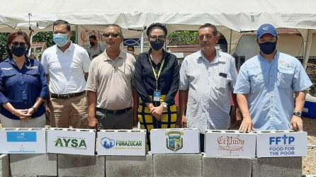 Elsa Osorto, directora ejecutiva de Funazucar y otras autoridades durante la colocación de la primera piedra de la clínica materno infantil.