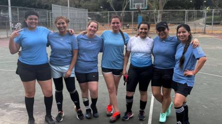 Dayana, a la izquierda, junto con su equipo celebraban el sábado el haber ganado uncampeonato de fútbol, apenas unas horas antes del ataque de Irán.