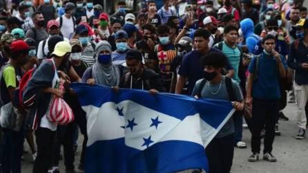 Fotografía de archivo de un grupo de migrantes hondureños caminando en caravana.