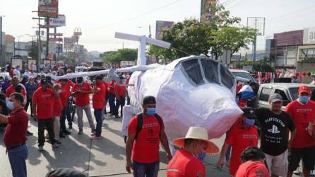 Los hondureños salieron hoy Primero de Mayo a las calles a manifestarse contra el coste de los alimentos, las medicinas, los combustibles y la energía eléctrica.