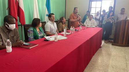 La corporación municipal que dirige el alcalde Bader Dip, fuerzas vivas, sindicatos y Cámara de Comercio de Atlántida, demandaron solución a la falta de atención del Seguro Social en La Ceiba, durante la declaratoria de emergencia en Salud.