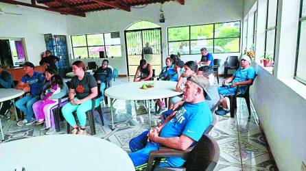 <b>Un centro turístico les dio posada a un grupo, otras personas están en un centro comunal.</b>