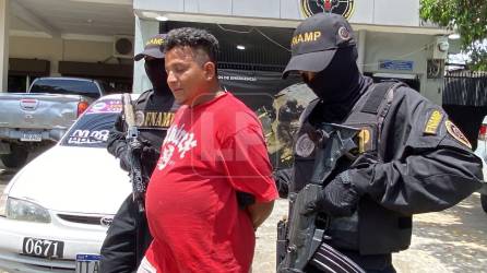Momento de la captura de “El Guasón”, taxista que, según autoridades, extorsionaba en San Pedro Sula.