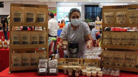 Una mujer emprendedora expone sus productos en el Bazar del Sábado en San Pedro Sula.